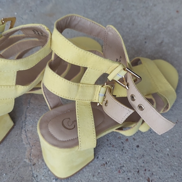 016,Comfort Est. 1946 Sandals heels light Yellow 💛 - Picture 6 of 12